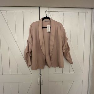 Brand: Glamaker
Blazer/Jacket 
Size Med
Color light pink
Stunning light-weight
